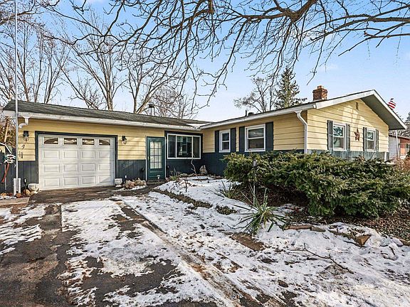 3rd image of 4010 E Saint Andrews Rd