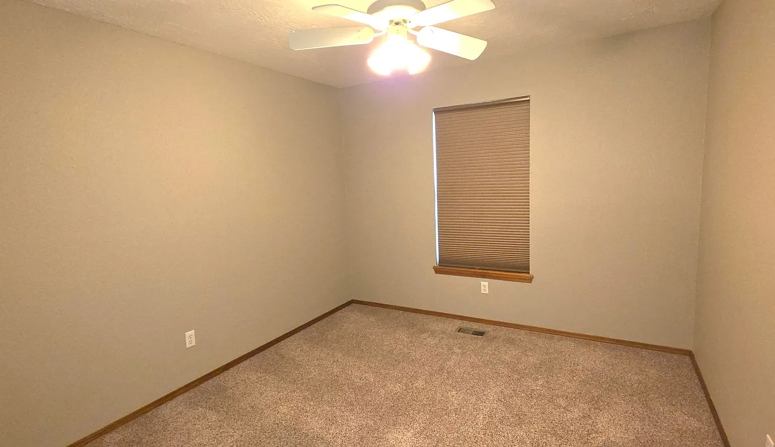 Strafford 3 Bedroom 2 Bath Beauty! $1550 — Photo 4