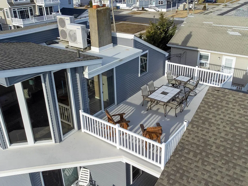 300 Beach Ave E