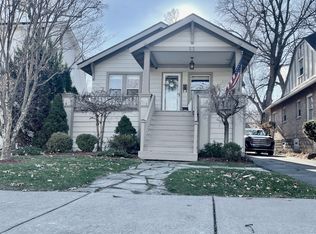 52 Kensington Blvd, Pleasant Ridge, MI 48069