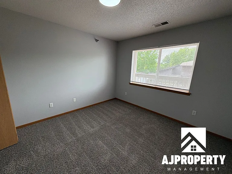 1000 S Summit Ave — Photo 13