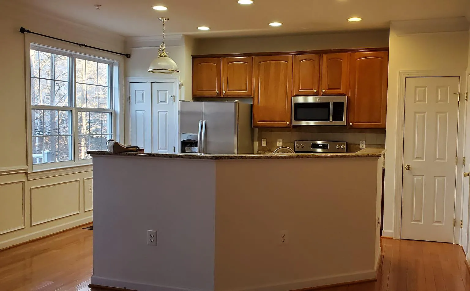 3 bed, 2.5 bath, 2160 sqft, $2,999 — Photo 3