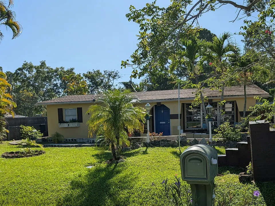 994 Coconut Cir W