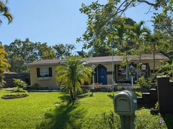 994 Coconut Cir W, Naples, FL 34104