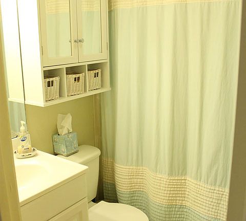 Full Bath (hallway)