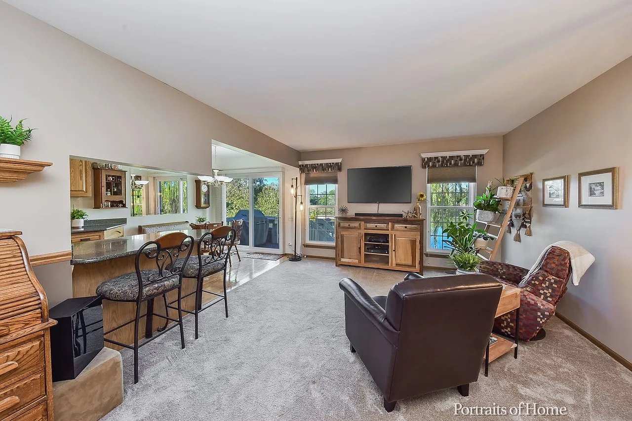 3 bed, 2.5 bath, 1268 sqft, $2,600 — Photo 2
