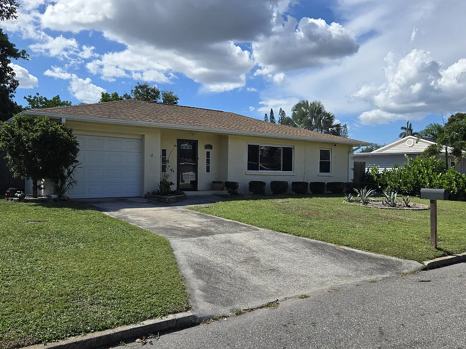 2208 19th St W