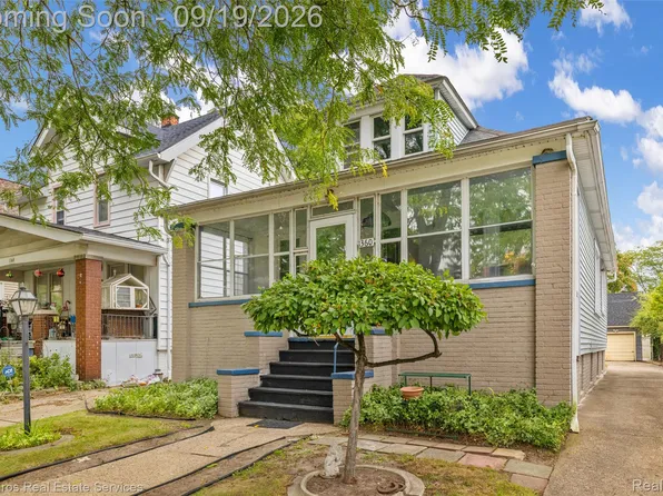 1360 Lakepointe St, Grosse Pointe Park, MI 48230