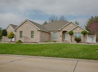 8 Forest Dr, Maryville, IL