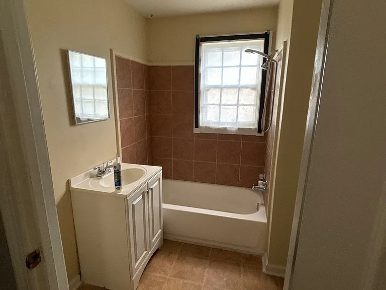 505 N College St — Photo 13