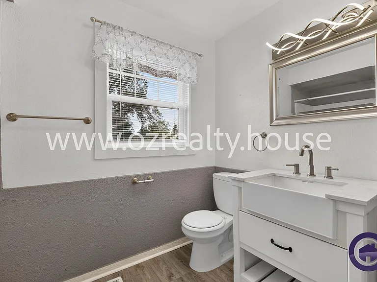 565 Viking St — Photo 13