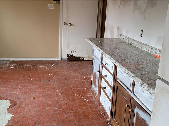 5th image of 5 Sassafras Ln