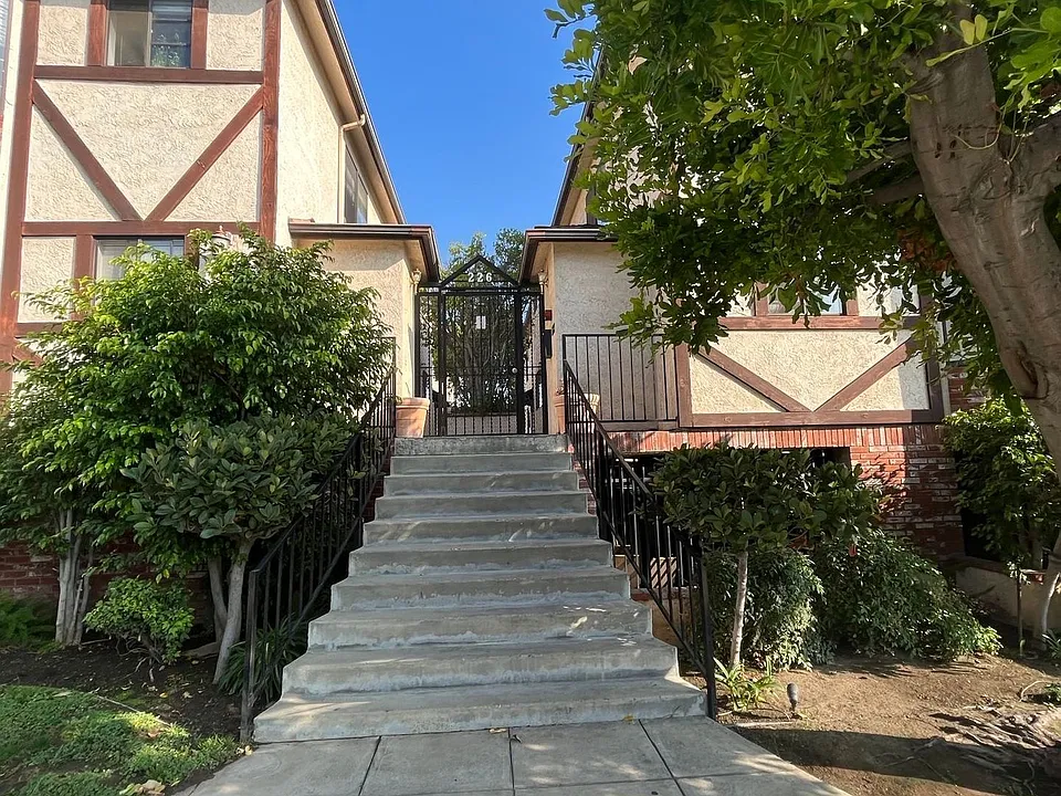 226 E Elmwood Ave