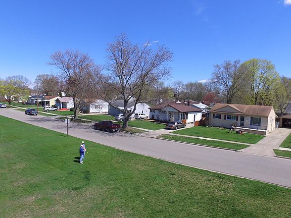 3rd image of 625 Rosewood Ave