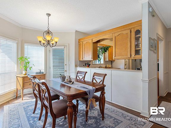 5th image of 18 Cottage Dr