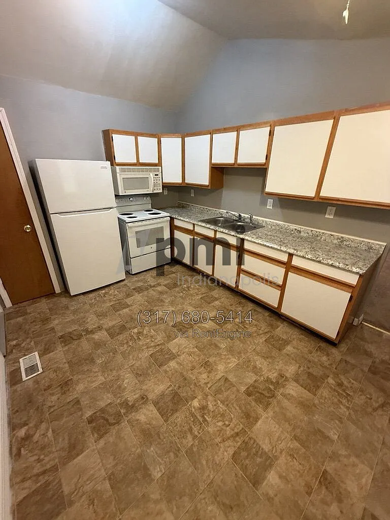 3 bed, 1.5 bath, 899 sqft, $1,790 — Photo 4