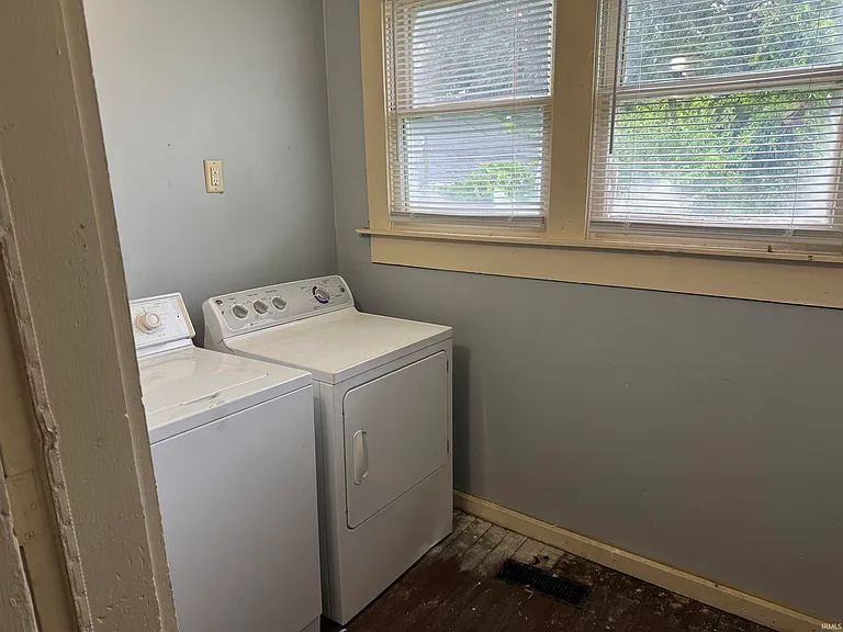 1149 E Indiana Ave — Photo 17