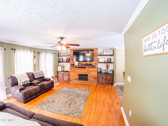 5th image of 179 Lauren Dr