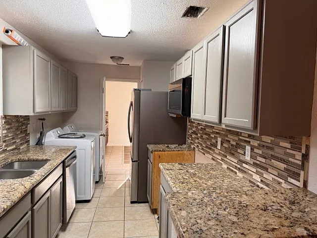 3 bed, 1400 sqft, $1,700 — Photo 2