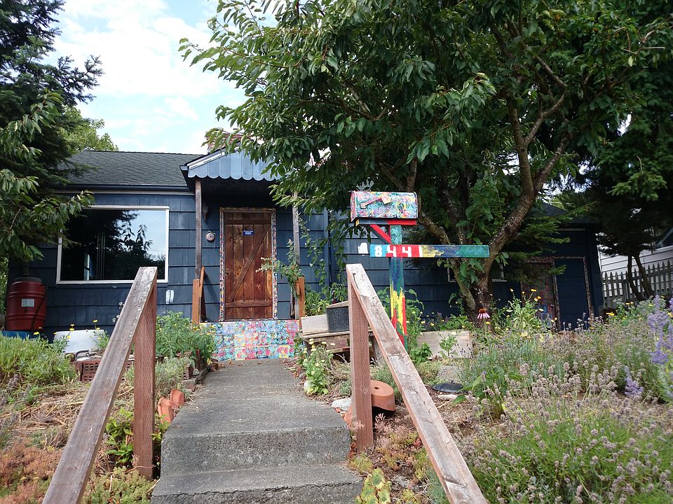 2nd image of 8441 36th Ave SW