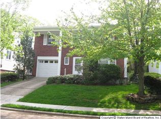 713 Metropolitan Ave, Staten Island, NY 10301