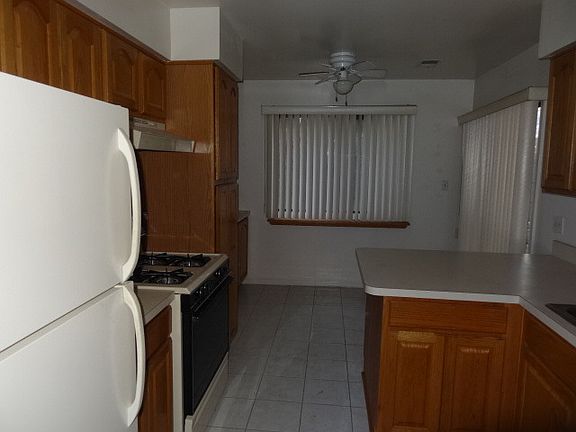 4th image of 920 Surrey Dr #1AR
