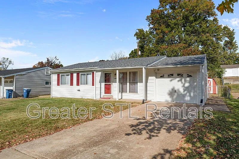 3 bed, 1.5 bath, 972 sqft, $1,995 — Photo 2