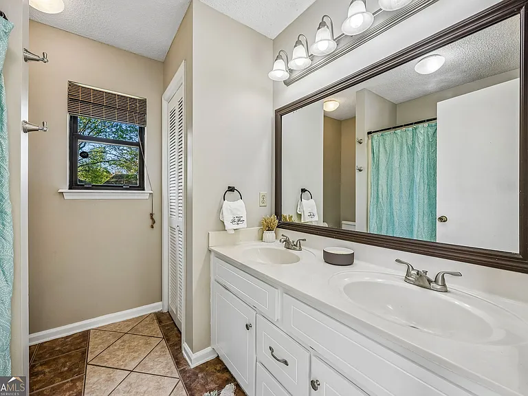132 Woodvalley Dr — Photo 33
