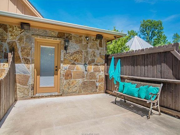 Main House: Outdoor Shower
