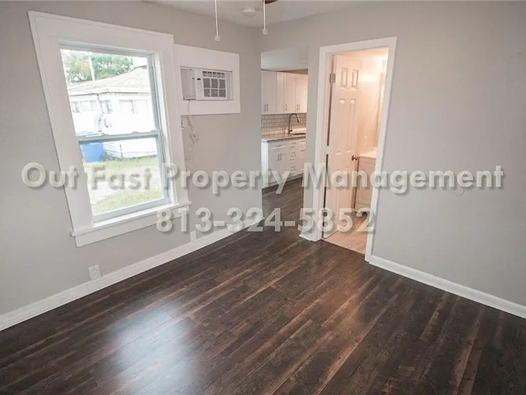 226 SW Lincoln Cir N #B — Photo 4