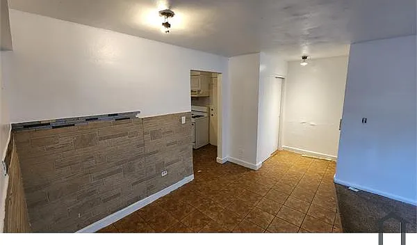 2121 Williamsburg Dr #302 — Photo 3