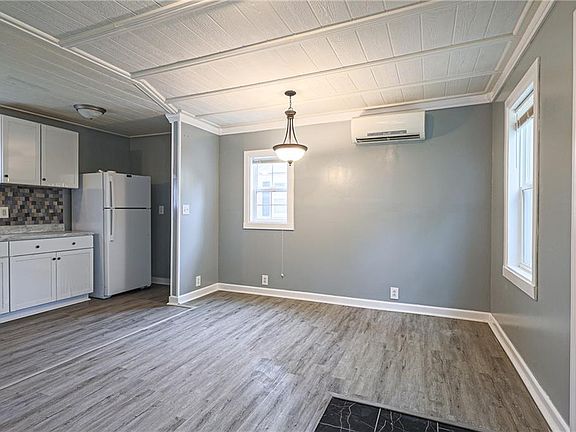 3rd image of 1405 S Logan Ave