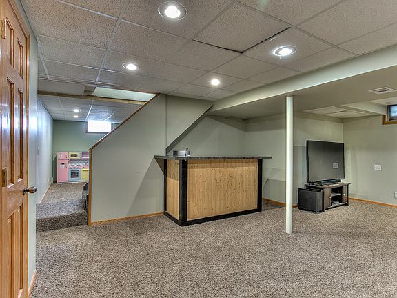 finished basement with bar : two sides to the finished basement, it also includes a separate laundry