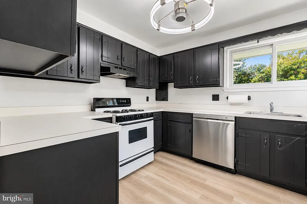 5 bed, 2.0 bath, 1722 sqft, $3,350 — Photo 1