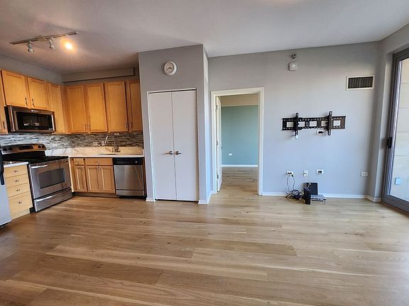 2nd image of 1 E 8th St APT 401