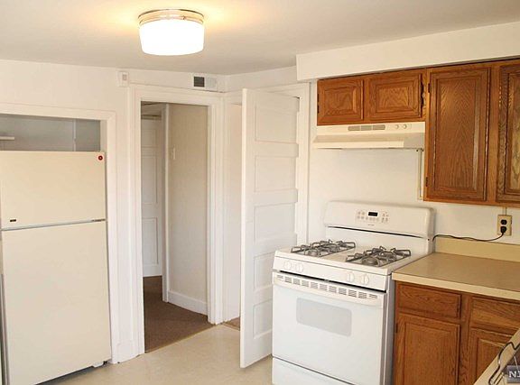 3rd image of 390 Hillsdale Ave #2