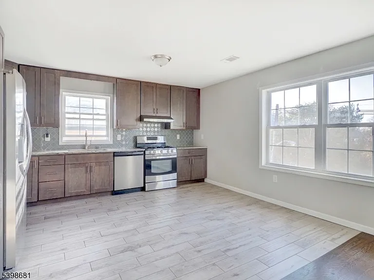521-523 Walnut St #2 — Photo 2