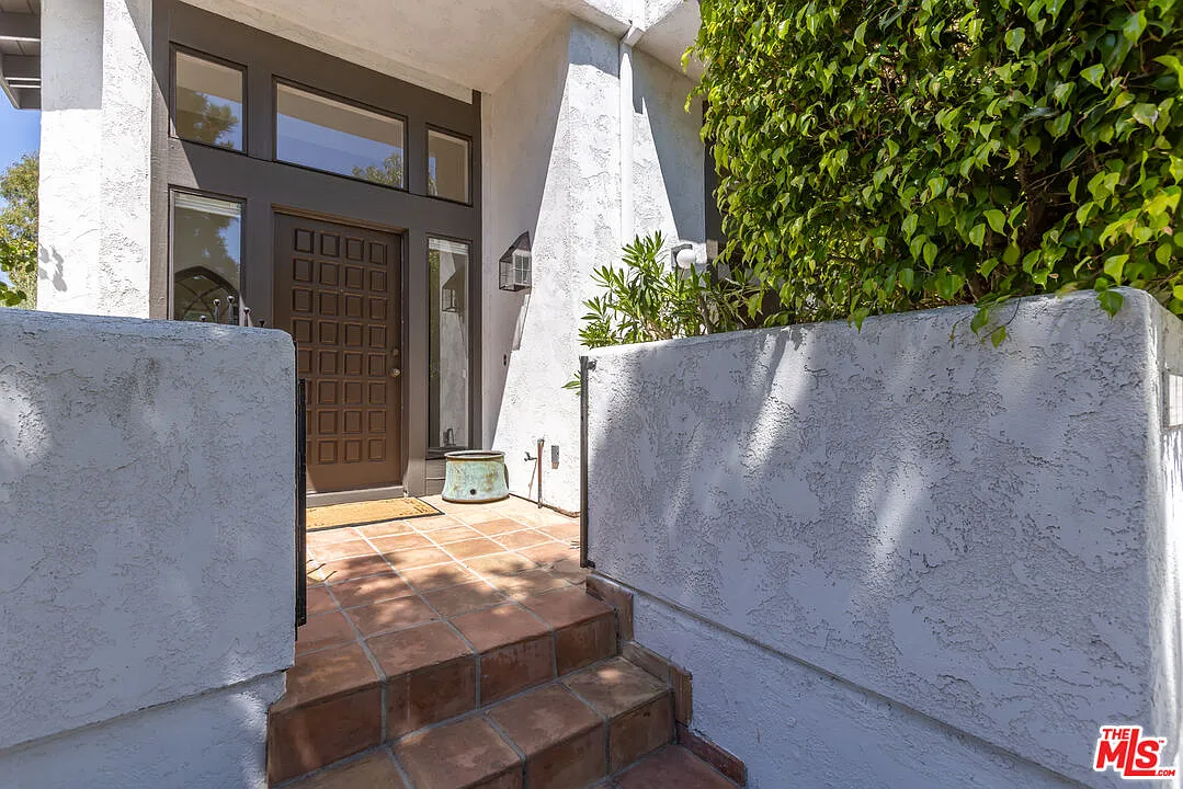 2 bed, 2.5 bath, 1955 sqft, $6,000 — Photo 2