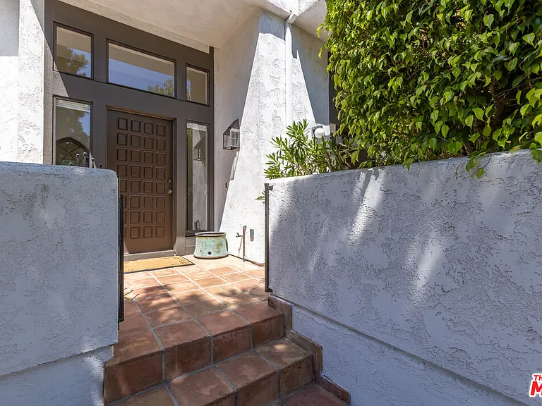 1541 Palisades Dr — Photo 2