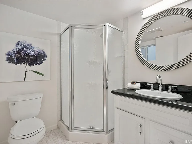 Primary bedroom bathroom