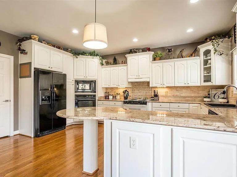 5012 Wolfpen Woods Dr — Photo 9
