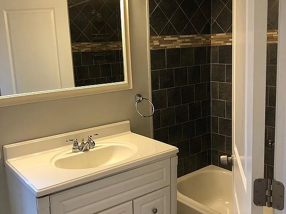 Bathroom1: sink + shower/tub