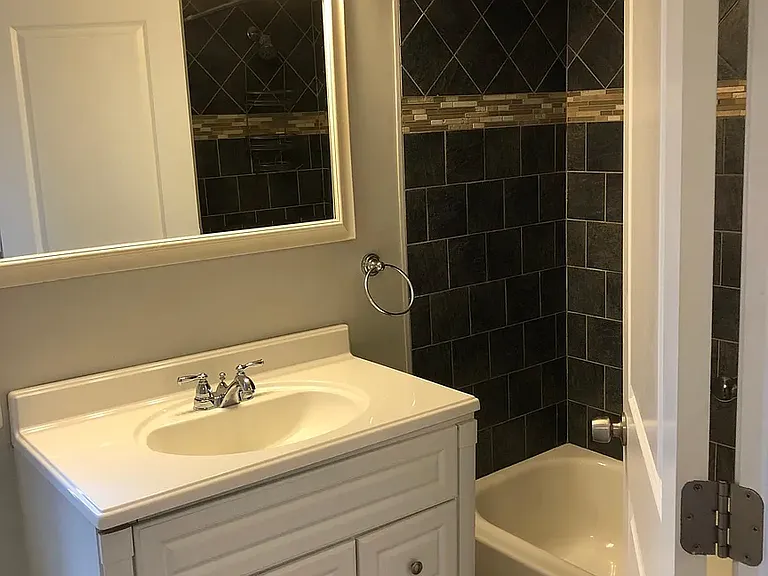 Bathroom1: sink + shower/tub