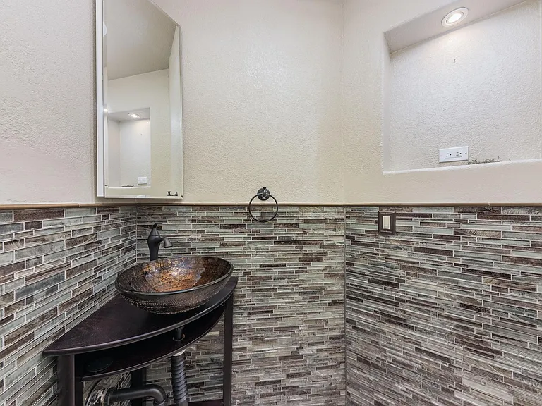 386 Goodwin Dr — Photo 25