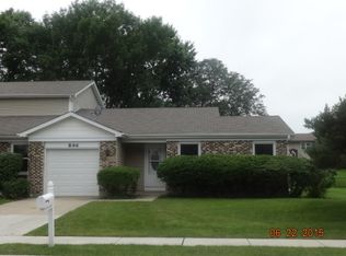 896 Colony Lake Dr, Schaumburg, IL 60194