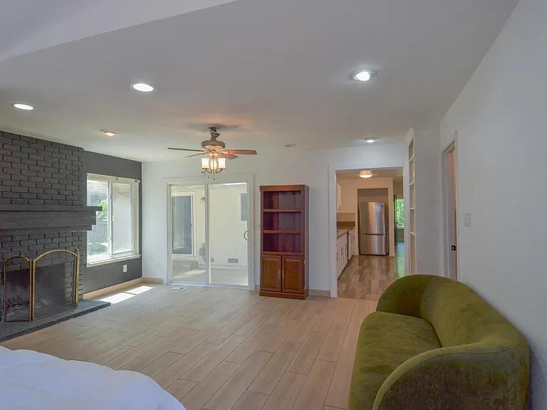 1321 Astoria Dr — Photo 33