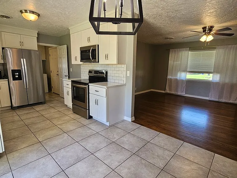 1202 Glenwood St — Photo 3
