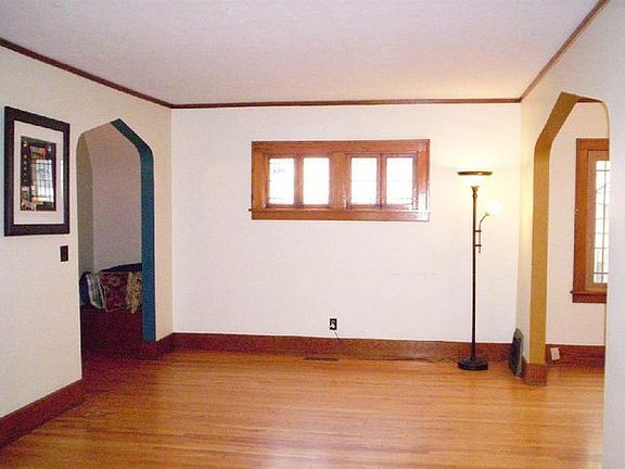 Entryway-livingroom