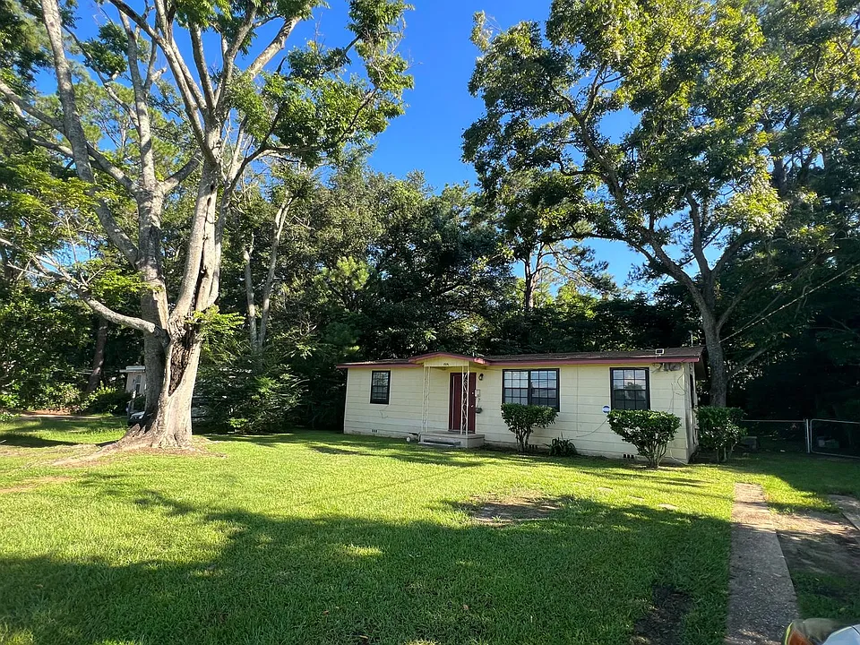 1806 Pepper Dr