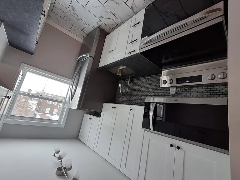 1059 Midland Ave — Photo 2
